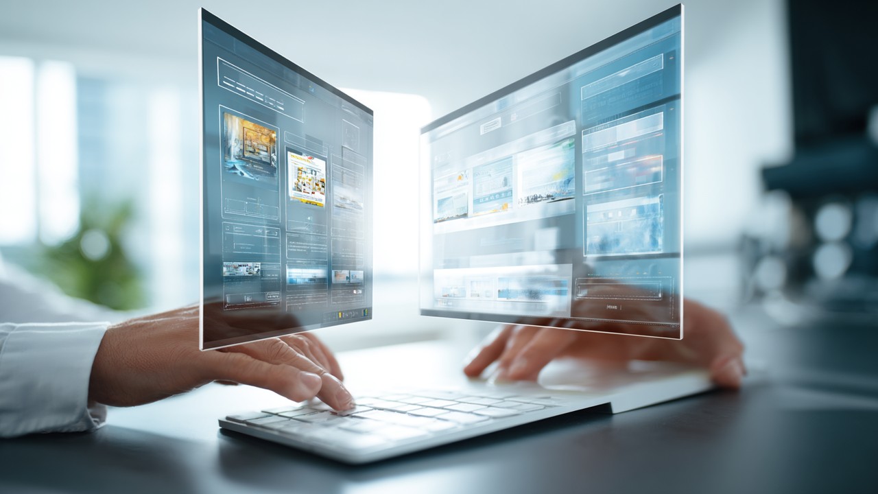 Dijital ekranda karışık URL'ler ile temiz, SEO dostu URL'lerin karşılaştırması, profesyonel çalışma ortamında.