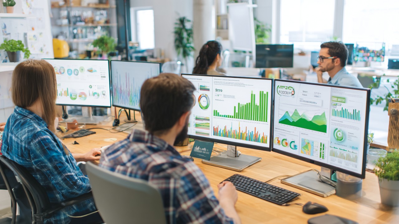 Dijital pazarlama ekibi, SEO performansını analiz ederken grafikler ve web analiz panelleriyle işbirliği yapıyor.