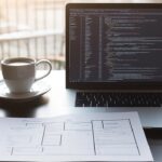 Modern çalışma alanı, kod ve web sitesi dosyaları açık laptop, 2025 robot.txt ve sitemap güncellemesi yapan profesyonel geliştirici.